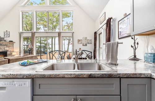 Arcadia House | 🐻 Beautiful Overlooking Shoreline 2BDR Chalet ➠18396