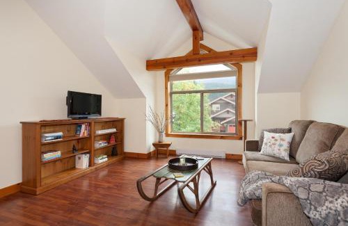Pemberton Apartment | Beautiful Pemberton Valley 1 bedroom suite with king size bed WIFI cable TV complimentary parking walk to Village gorgeous views of Mount Currie