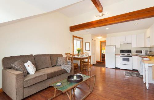 Pemberton Apartment | Beautiful Pemberton Valley 1 bedroom suite with king size bed WIFI cable TV complimentary parking walk to Village gorgeous views of Mount Currie