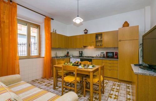 Montefollonico House | Beautiful private villa for 5 guests with WIFI, A/C, TV, patio, pets allowed and panoramic view