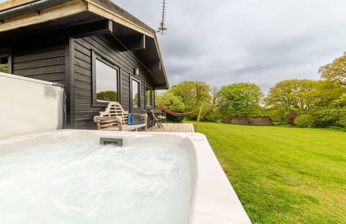 Brazzacott House | Beautiful private villa with WIFI, hot tub, TV, terrace, pets allowed, panoramic view and parking
