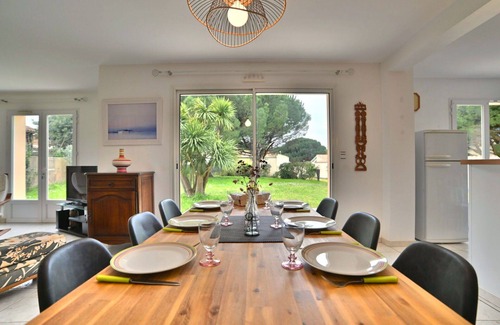 La Remigeasse House | Beautiful private villa for 8 people with WIFI, TV, terrace, pets allowed and parking