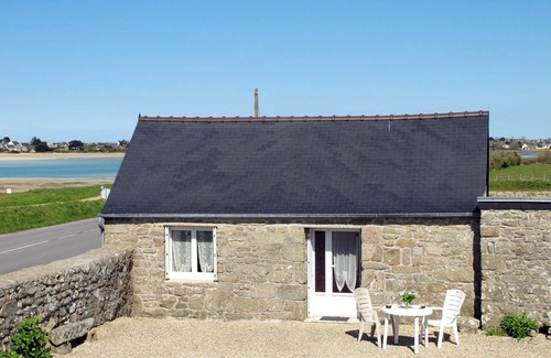Plounevez-Lochrist House | Beautiful private villa for 2 people with pets allowed and parking