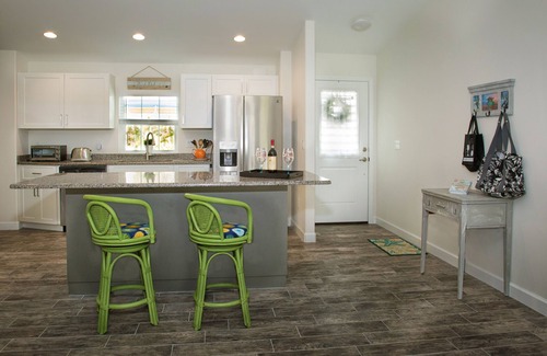 Englewood East House | Beautiful private & immaculate- Sunny-Side-Up cottage 4.7 mi to Englwood beach