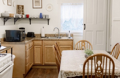 Freeport Cottage | Beautiful Private Lakefront Cottage with Hot tub