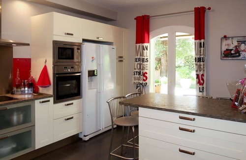 Villelaure House | Beautiful private villa for 6 guests with WIFI, private pool, A/C, TV, terrace and pets allowed