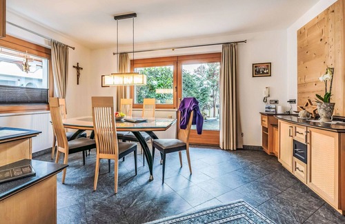 Eckartau Villa | Beautiful private villa for 12 people with WIFI, TV, patio and parking
