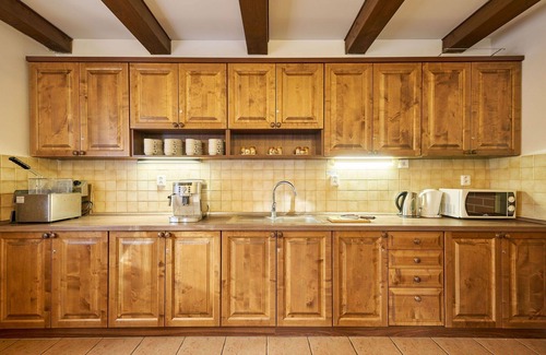 Byst Villa | Beautiful private villa for 12 guests with WIFI, TV, pets allowed and parking