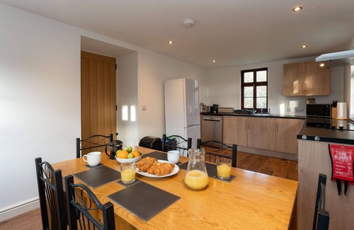 Inverarnie House | Beautiful private villa for 6 guests with WIFI, TV, panoramic view and parking