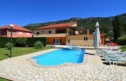 Dusina House | Beautiful private villa for 12 people with WIFI, hot tub, A/C, private pool, TV, terrace and par.