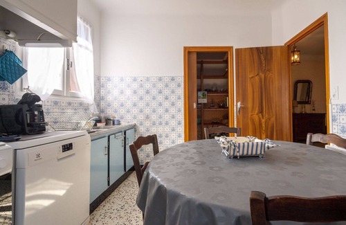 Montauriol House | Beautiful private villa for 7 people with TV, terrace and parking