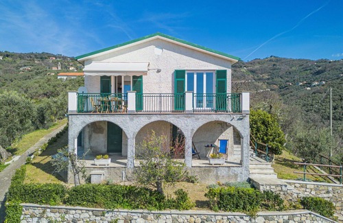 Moneglia House | Beautiful private villa for 6 people with WIFI, A/C, TV, patio, pets allowed and parking
