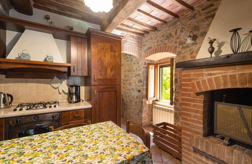 Montorgiali House | Beautiful private villa for 5 guests with WIFI, A/C, hot tub, TV, patio, pets allowed and parking