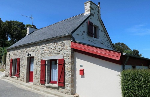 Plouider House | Beautiful private villa for 4 guests with WIFI, TV, terrace, pets allowed and parking