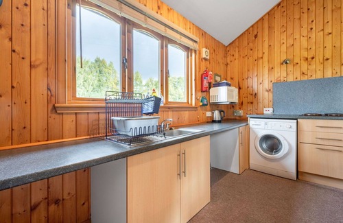 Glen Urquhart House | Beautiful private villa for 4 guests with WIFI, TV, pets allowed and parking
