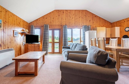 Glen Urquhart House | Beautiful private villa for 4 guests with WIFI, TV, pets allowed and parking