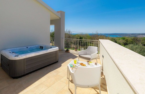 Diminici Villa | Beautiful private villa with A/C, hot tub, WIFI, private pool, TV, terrace, panoramic view, parking
