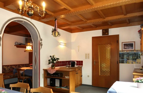 Pfunds House | Beautiful private villa for 15 people with WIFI, TV, patio and parking