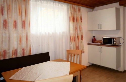 Pfunds House | Beautiful private villa for 15 people with WIFI, TV, patio and parking