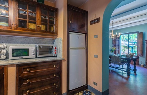 Lari Villa | Beautiful private villa for 8 people with A/C, hot tub, WIFI, TV and parking