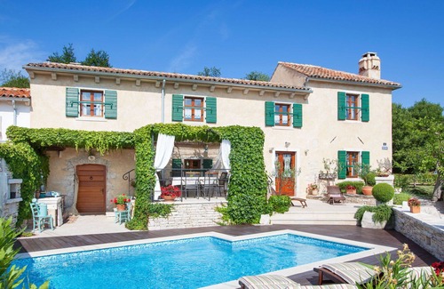Trget Villa | Beautiful private villa with hot tub, WIFI, A/C, private pool, TV, terrace, pets allowed and par.