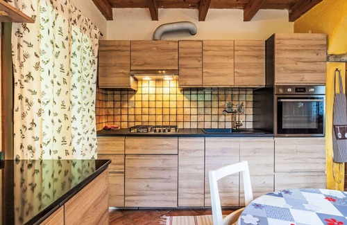 Rialto House | Beautiful private villa for 6 guests with WIFI, TV, patio, pets allowed and parking