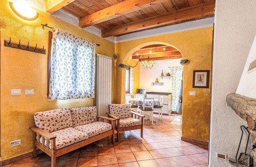 Rialto House | Beautiful private villa for 6 guests with WIFI, TV, patio, pets allowed and parking