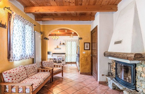 Rialto House | Beautiful private villa for 6 guests with WIFI, TV, patio, pets allowed and parking