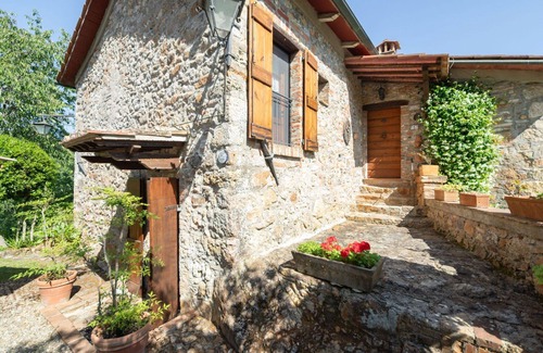 Monticiano Villa | Beautiful private villa for 6 guests with WIFI, private pool, TV, patio, pets allowed and parking