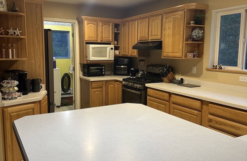 Gateway House | Beautiful quiet home on 2 acres. Many amenities. 2 person Jacuzzi tub!
