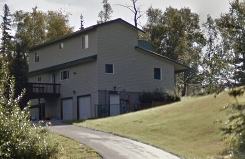 Gateway House | Beautiful quiet home on 2 acres. Many amenities. 2 person Jacuzzi tub!
