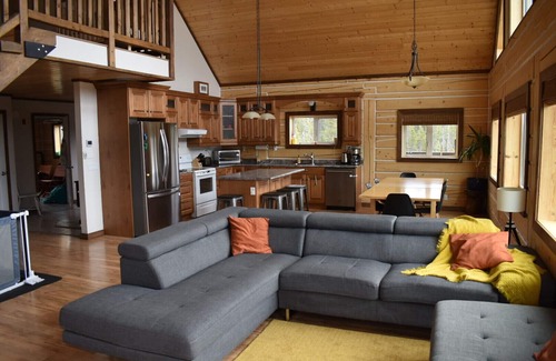 Haines Junction Ski Chalet | Beautiful relaxing Log Chalet with amazing view of Saint-Elias Mountain range.