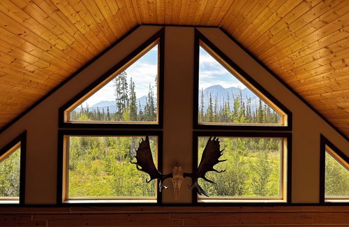 Haines Junction Ski Chalet | Beautiful relaxing Log Chalet with amazing view of Saint-Elias Mountain range.