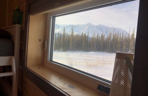 Haines Junction Ski Chalet | Beautiful relaxing Log Chalet with amazing view of Saint-Elias Mountain range.