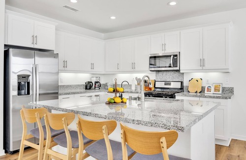 Eastvale Downs House | Beautiful Remodeled Home Perfect for Friends/Families Close 2 Airports