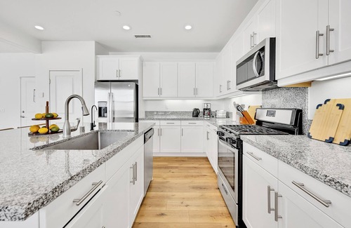 Eastvale Downs House | Beautiful Remodeled Home Perfect for Friends/Families Close 2 Airports