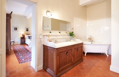 Quarante House | Beautiful renovated Mansion. Family friendly with large secluded garden and pool