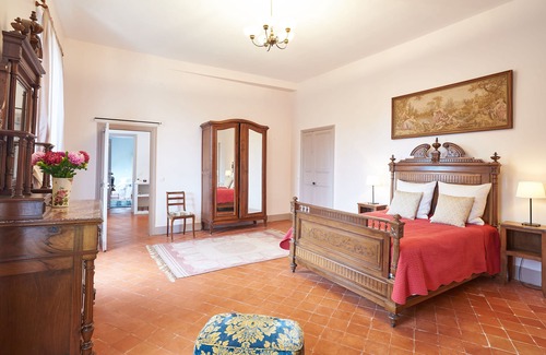 Quarante House | Beautiful renovated Mansion. Family friendly with large secluded garden and pool