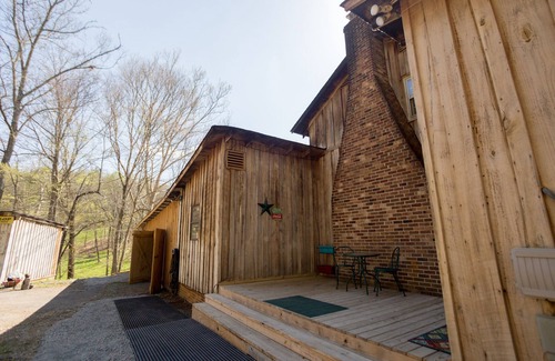 Bluff City House | Beautiful, River-Front, Pet-Free Home