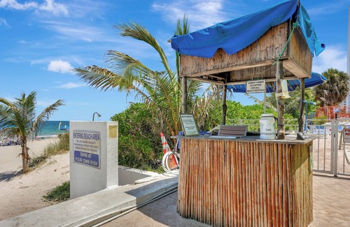 Galt Mile Apartment | Beautiful room on the beach