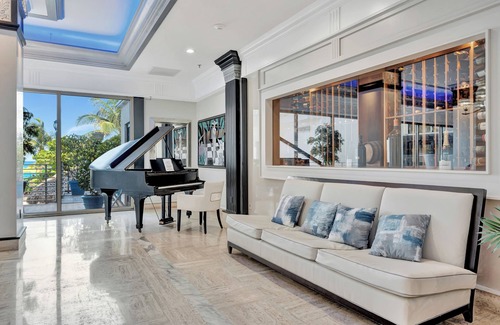 Galt Mile Apartment | Beautiful room on the beach