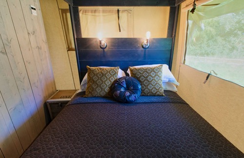 Littleport Cabin | Beautiful Safari Lodge with Swimming Lake