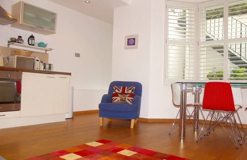 Balham Apartment | Beautiful Self Contained Apartment, 20 minutes from central London, Sleeps 4
