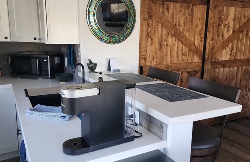 New River House | Beautiful serene 1,500 SF loft with a private garage. Incredible views 1750 mon