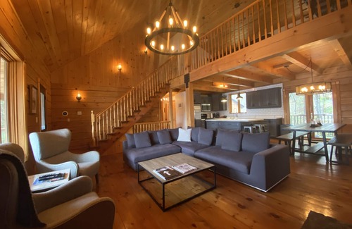 Seguin House | Beautiful serene lake house sitting on 40 acres in North Muskoka