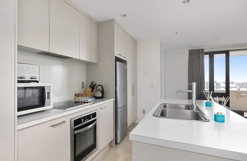 Newton Apartment | Beautiful Sky Tower View w/Parking: Zodiak Stays