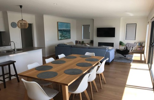 Portarlington House | Beautiful spacious home with bay views. Walk to beach, shops & ferry!