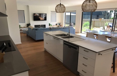 Portarlington House | Beautiful spacious home with bay views. Walk to beach, shops & ferry!
