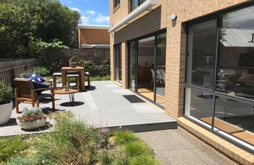 Portarlington House | Beautiful spacious home with bay views. Walk to beach, shops & ferry!
