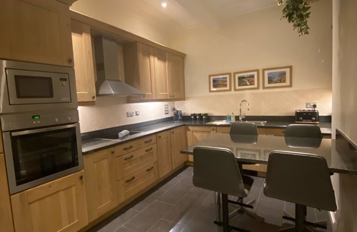 Mumbles Apartment | Beautiful spacious apartment 100m from the beach